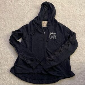NWOT HOLLISTER Heather Navy Logo Zip Up Hoodie with Lace Sleeves. Size Medium
